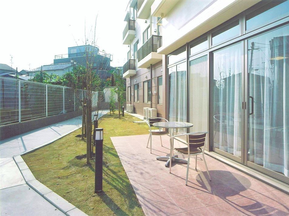ソラスト守口の庭園。日差しの気持ち良いテラスは、ガラス張りとなったおしゃれな空間です。