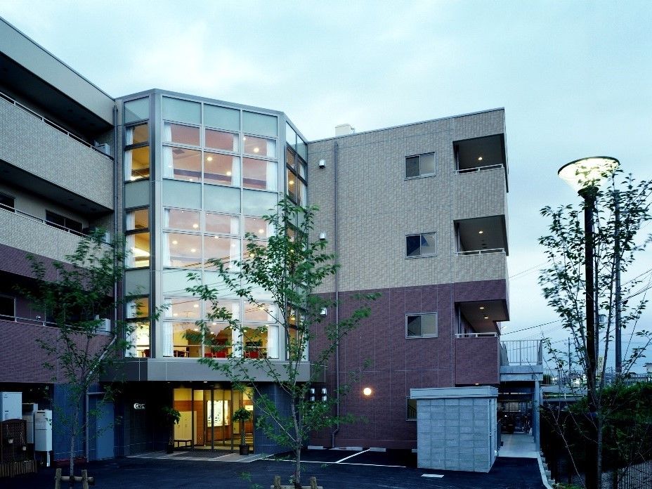 日当たりの良い好立地で閑静な環境にある４階建の施設の夕景