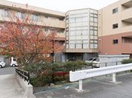 道路側がら下がった所に施設がある。階段はなくてスロープ式になっているので、車椅子を利用して来た方も安心して入れる。