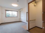 エアコン、トイレや緊急コールボタンなど完備されたお部屋。家具類はなく、自宅で愛用していた物を持ち込むことができる。