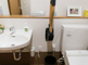 バリアフリーのトイレ設備が整った部屋