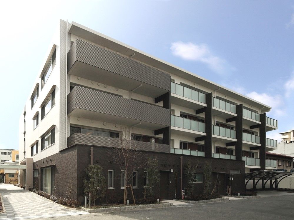 周辺は植樹され、茶系のシックでモダンな外観の４階建の施設