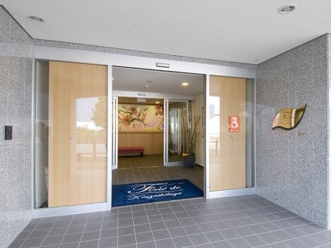 明るいエントランスの風景