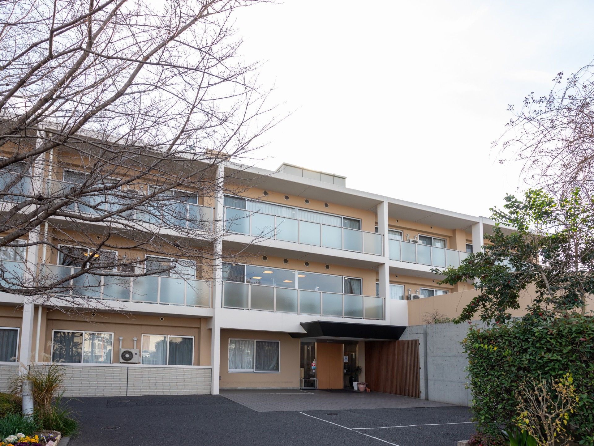 明るく広々とした居室の外観