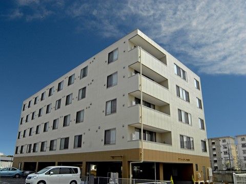 多階層の明るい建物