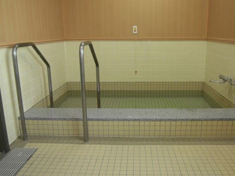 手すり付き洗面所風景