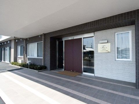 シックなデザインのエントランス