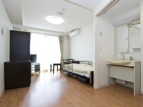 明るい個室の居室