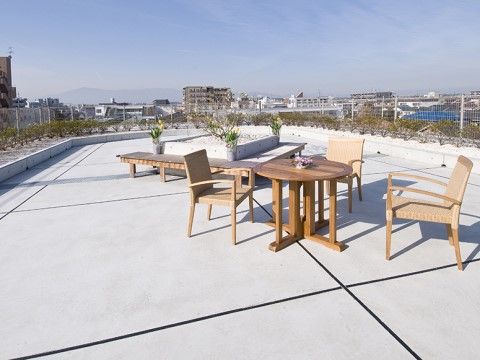 屋上のテーブルと椅子