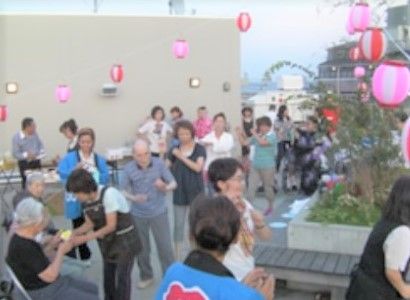 屋上で行われる居住者の催し