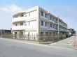 明るい外観の施設
