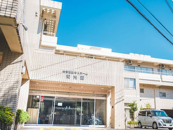 明るい外観の建物正面