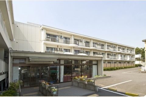 明るい建物の外観