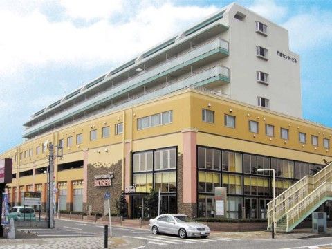 大きな窓の明るい建物外観