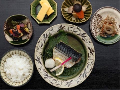 ５品の副菜を彩り良くこだわりの器に盛り付けた和定食