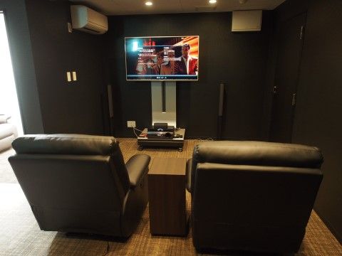 他とは壁で区切られた一角に、モニターとソファーが置かれている。黒い壁が使われ、映画館の雰囲気がある。