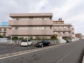 ゆったりとした外観の建物