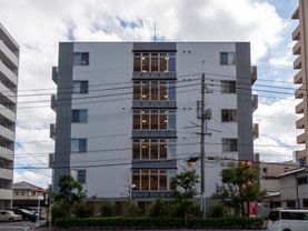 多階層の建物外観