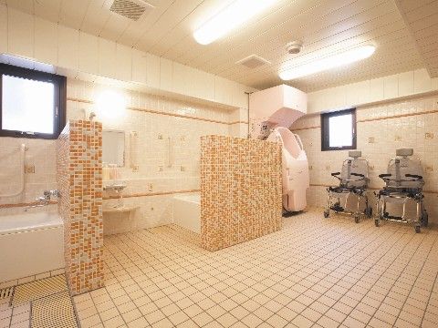 内装がタイルづくりのおしゃれな浴室。安全面を考慮し手すりや滑り止めを施している。安心して入浴を楽しめる。