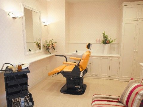 施設内にあるビューティースペース。フラワーアレンジメントを各所に置き、おしゃれな雰囲気を演出している。美容のプロが入居者様のケアを行う。