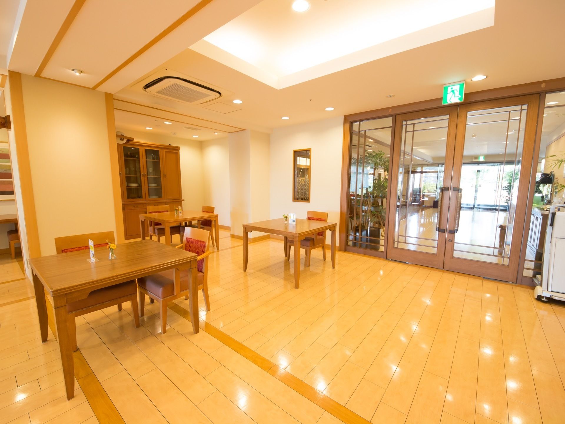机と椅子が3セットある部屋である。両開きの扉はガラス張りで、部屋の外の空間には窓がついている。室内は間接照明になっている。