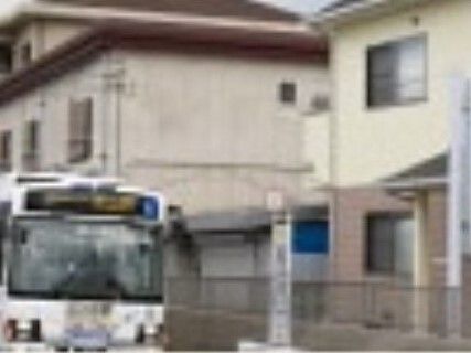 バス停留所の近い施設外観