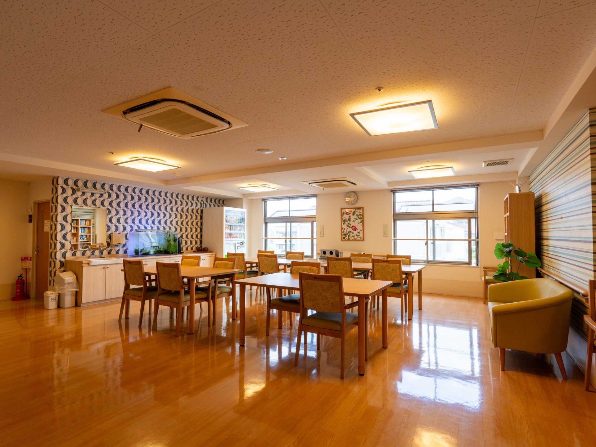 明るく広々とした食堂