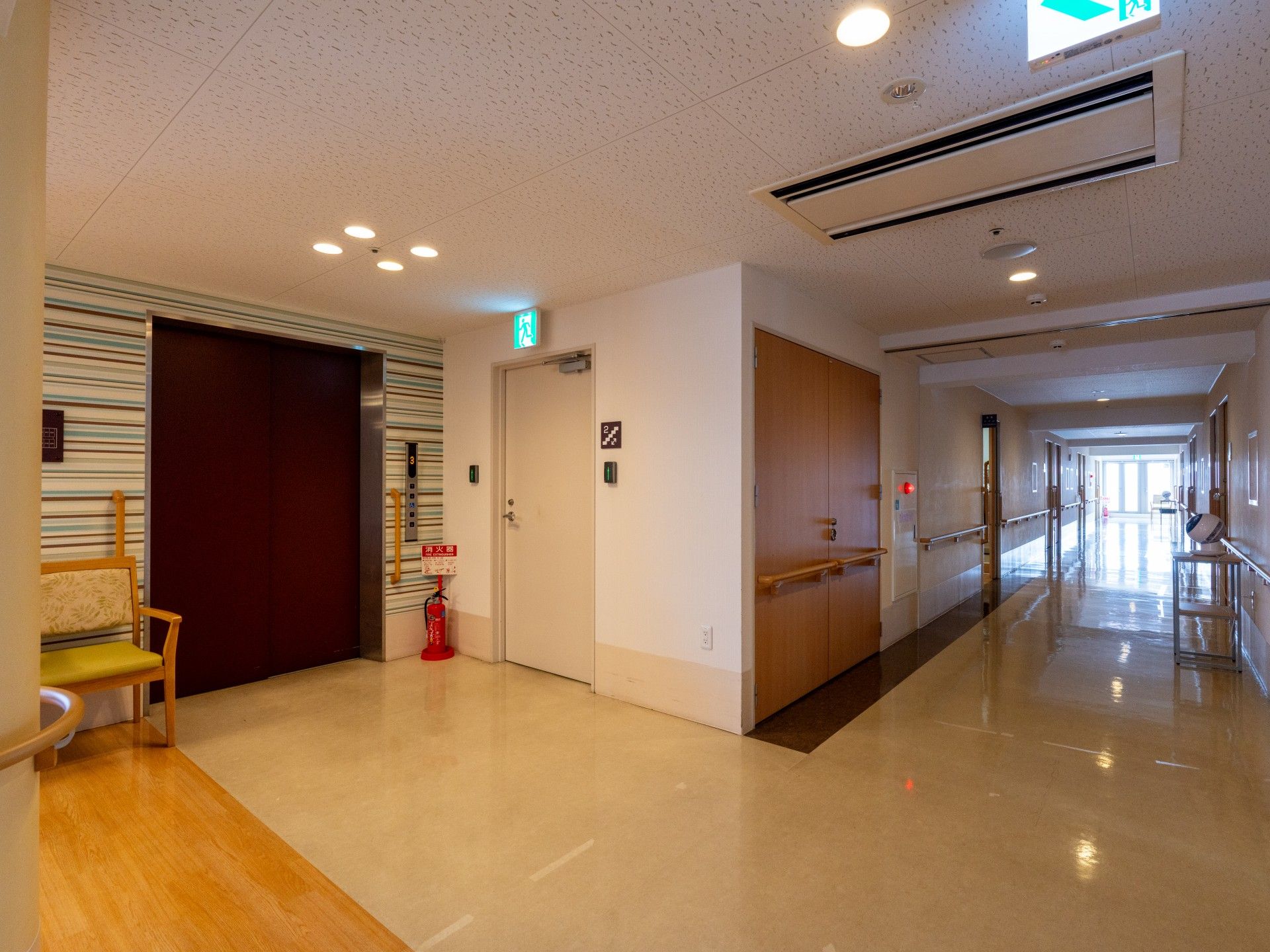 明るく広々とした廊下