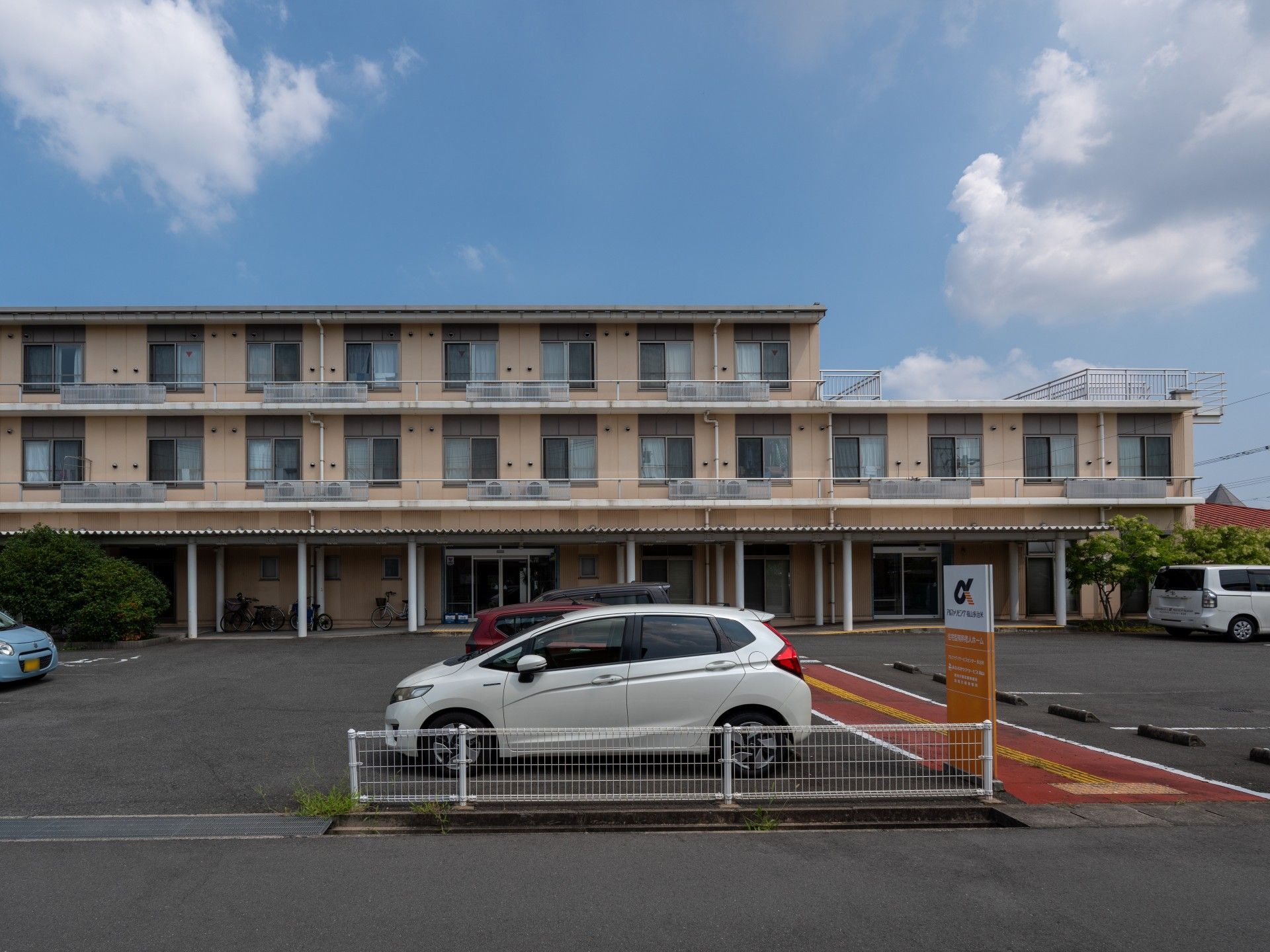 広々とした建物の外観