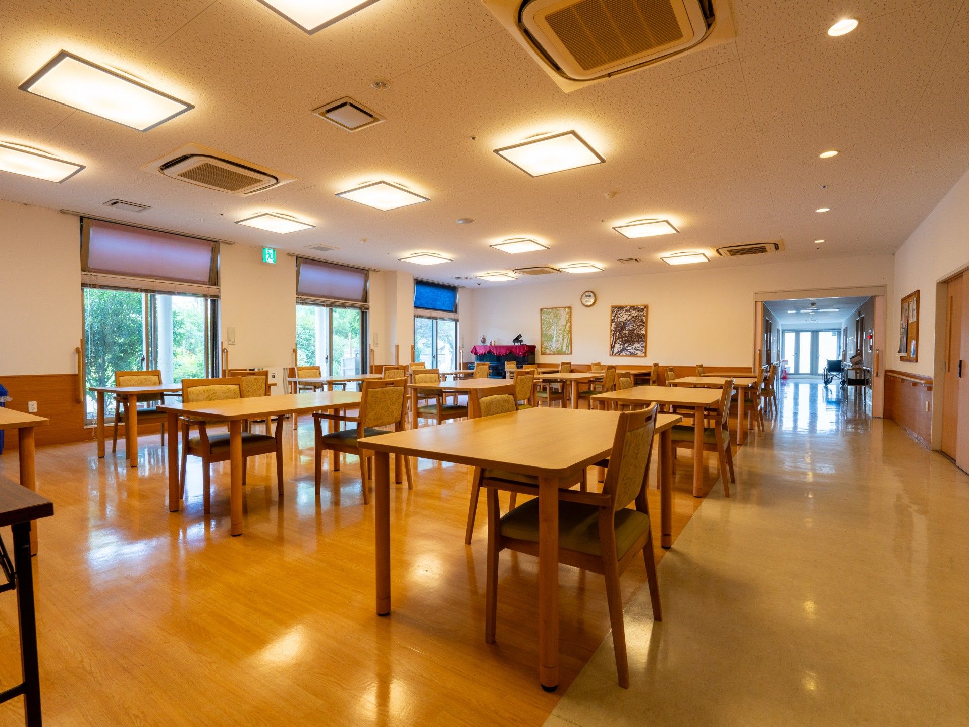 笑顔のスタッフ立つ居室