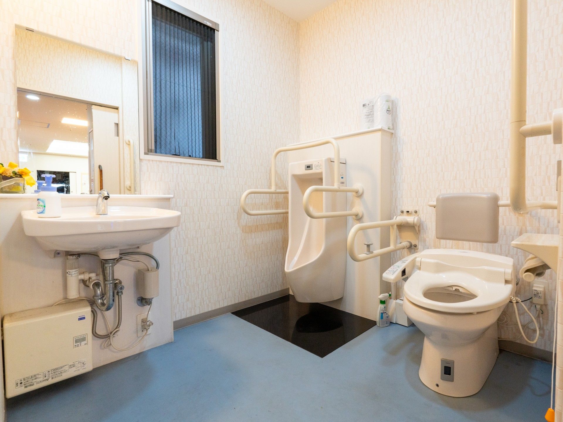 手すり付きの清潔なトイレ