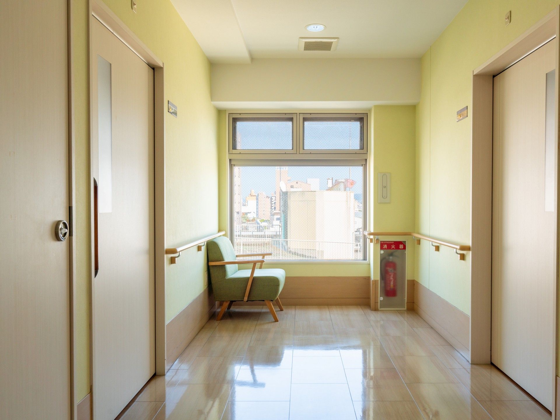 窓際の椅子と廊下