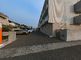 建物の外観と周辺の道路