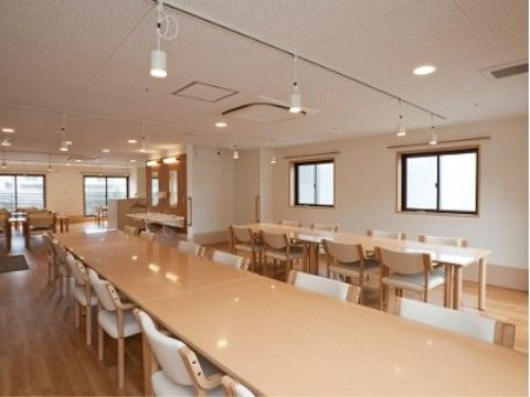 広々とした明るい食堂