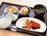 お盆にのった旬の食材を使って調理した和食とデザート