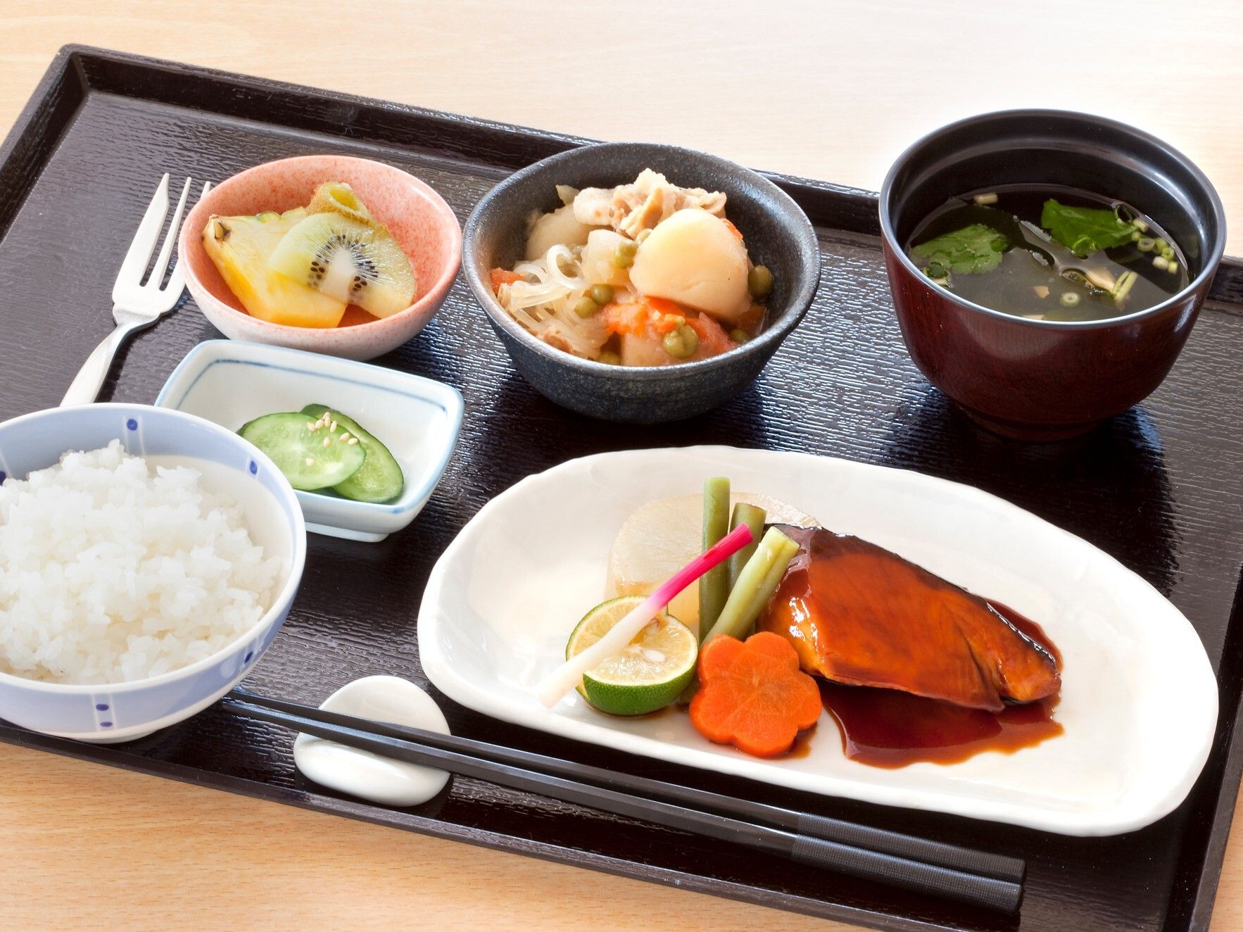 お魚料理をメインに、小鉢、漬物と汁物が並ぶ和食のお食事
