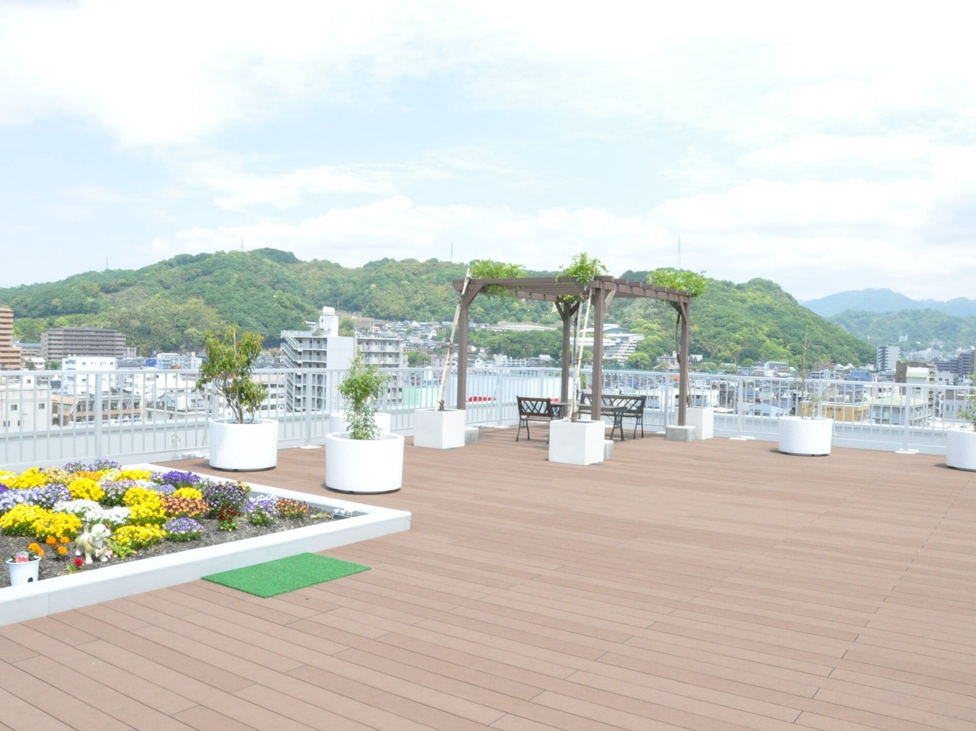 ウッドデッキ調の屋上。景色を望める