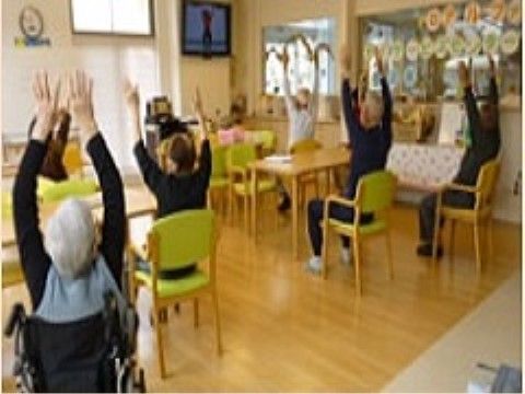 併設デイサービスにて運動を行う様子