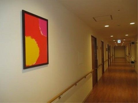 ライトの光が明るすぎず、いつくつもの扉が並ぶ奥行きのある通路