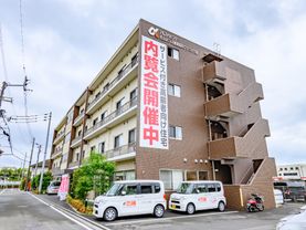 駐車場を完備した施設外観