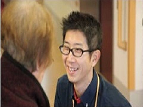 笑顔で対話するスタッフ
