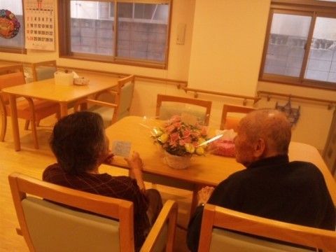 ゆったり食事を楽しむダイニング