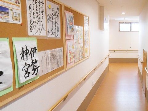 光あふれる廊下の掲示物