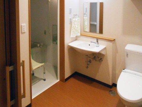 「ワールドステイ西条中央」のトイレ・洗面・浴室。バリアフリー設計のトイレは、ご利用者様のストレスにならない設計を施している。