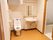 トイレと洗面台が１カ所にあり、脱衣所も兼ねている。空間は広く、足元はバリアフリー。トイレ側の壁にナースコールがある。