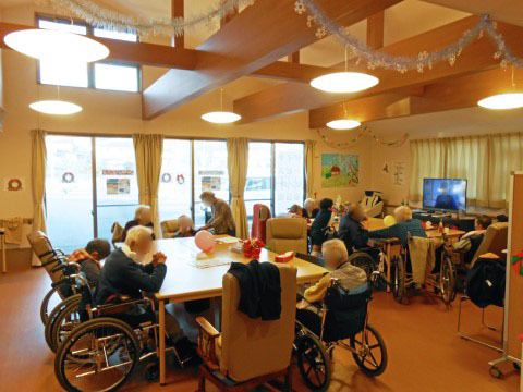 「ワールドステイ西条中央」のデイサービス。体の体操や頭の運動を行い、機能向上に貢献している。