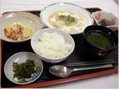 スプーンとお箸が配膳され、メインがシチューの洋食のお食事