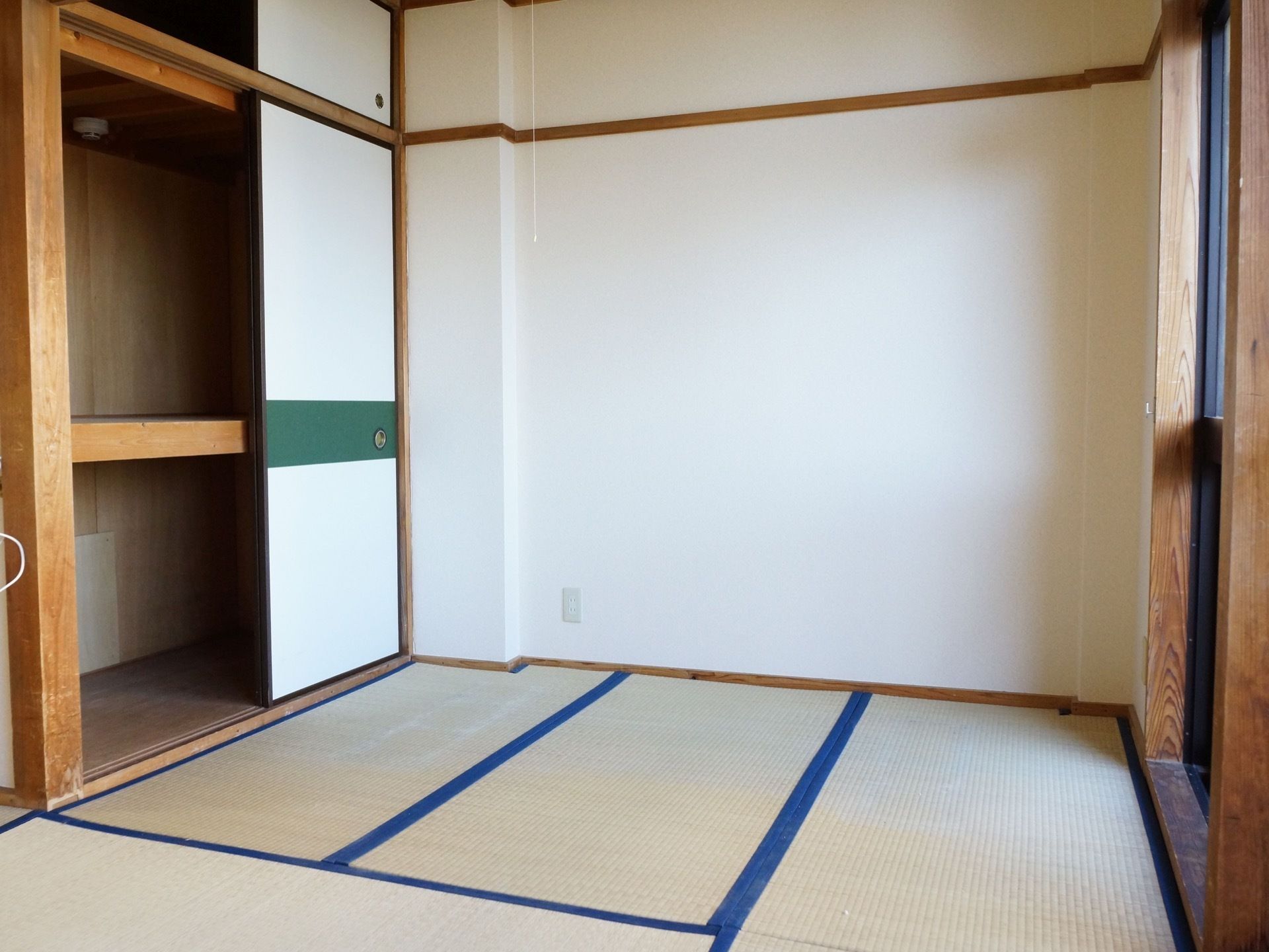 和室の居室。戸袋が付いた押し入れがある。沢山のものが収納できる。大きな窓があり、陽当たりがとてもよい。
