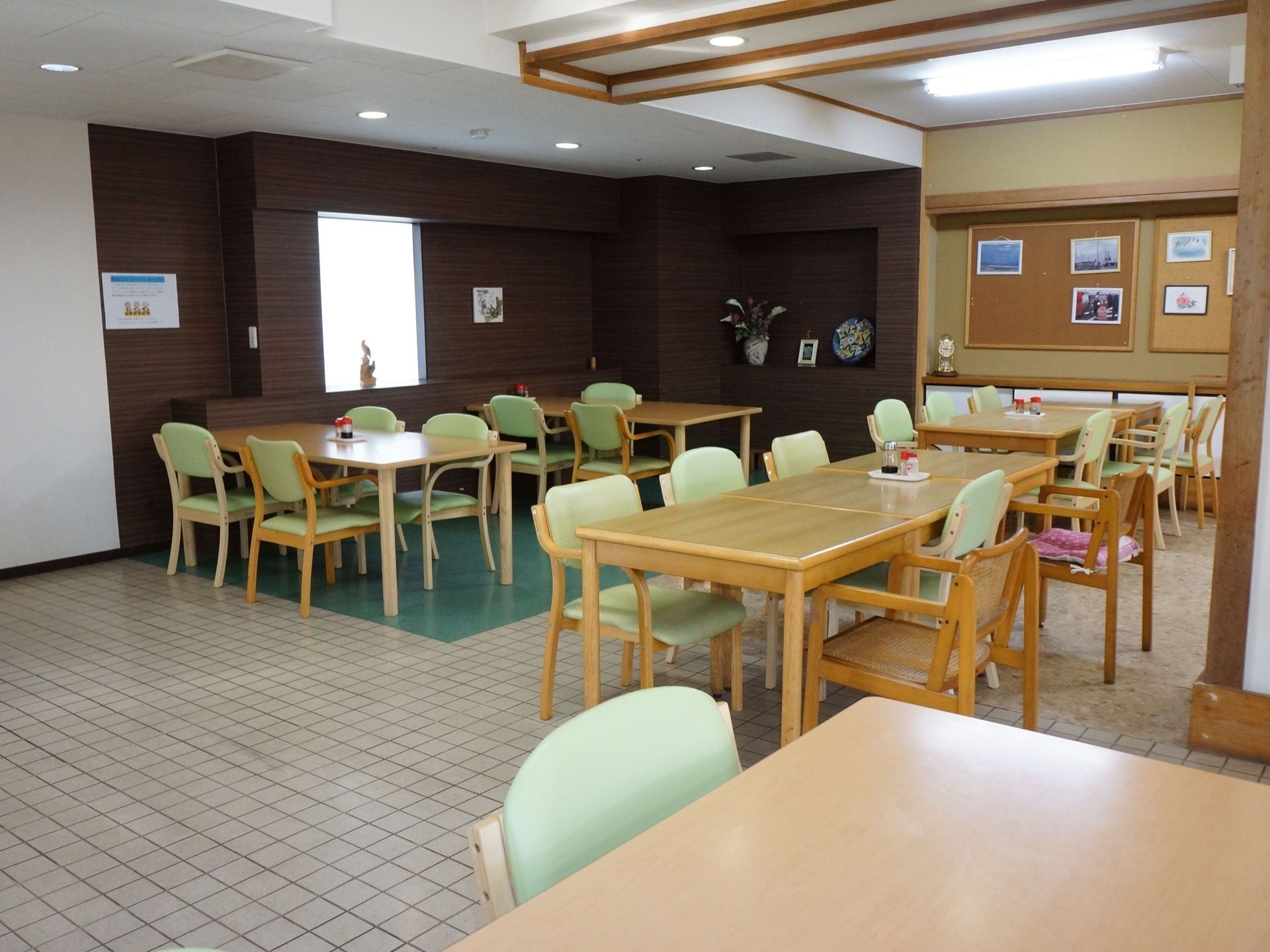広々とした食堂は複数のテーブルや椅子が設置されている。床や壁の色が場所によって違い異なる雰囲気がある。
