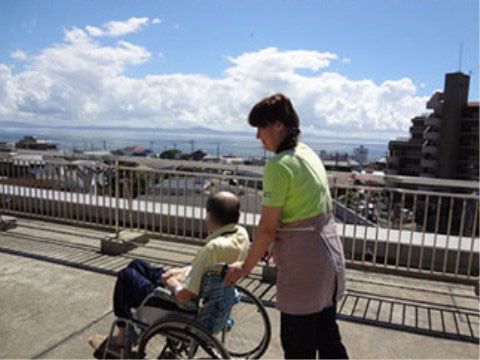「あんじゅ三浦海岸」屋上　車いすのサービス